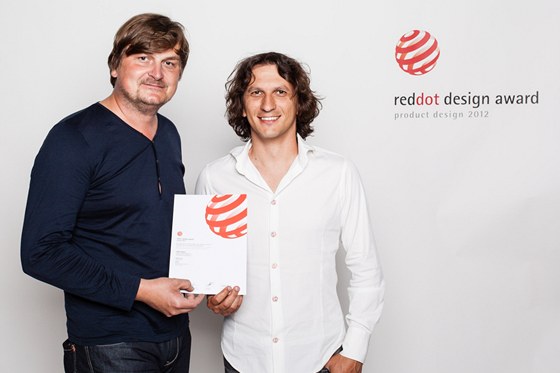 Jiří Přibyl a Martin Imrich při přebírání ocenění Red Dot Design Award 2012 Jiří Přibyl a Martin Imrich při přebírání ocenění Red Dot Design Award 2012