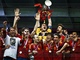 POH�R JE ZASE N��! �pan�lsk� kapit�n Iker Casillas zved� nad hlavu trofej pro...