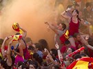Fanou�ci �pan�lského národního týmu propukají v jásot, kdy� fotbalisté...