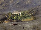 Po�ár zcela zni�il okolí domu v Alpine v Utahu. Hasit pomáhaly i vrtulníky, ale...