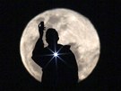 Brazilec si fotografuje obrovský m�síc v úpl�ku, který bylo ze Zem� vid�t 3....