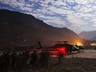 Dva vrtulníky Blackhawk z 82. bojové letecké brigády nabírají pasa�éry. Odvezou...