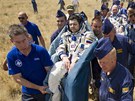 Trojice kosmonaut� po p�ist�n� v kaza�sk� stepi (1. �ervence 2012)