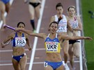 V C�LI. Ukrajinka Alina Lohvyn�nkov� se v c�li �tafety na 4x400 m raduje,