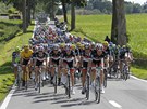 HEZKY POHROMAD�. Peloton na trati prvn� etapy Tour de France, kter� vedla z