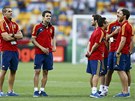 DOBRÁ NÁLADA. �pan�l�tí fotbalisté vtipkují b�hem p�edzápasové obhlídky h�i�t�