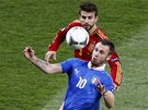 NA PRSA. Ital Antonio Cassano si zpracov�v� m�� na prsa, sleduje ho �pan�l