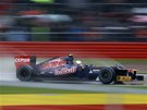 A KAPKY L�TAJ�. Francouzsk� pilot Jean-Eric Vergne z t�mu Toro Rosso uh�n� po