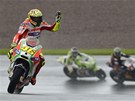 JIŽNÍ TEMPERAMENT. Italský rychlík Valentino Rossi (vlevo) zdraví diváky po JIŽNÍ TEMPERAMENT. Italský rychlík Valentino Rossi (vlevo) zdraví diváky po