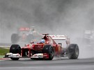 P�ED PRON�SLEDOVATELI. Fernando Alonso si jede pro v�t�zstv� v kvalifikaci na