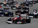 ODSTARTOV�NO. Fernando Alonso z Ferrari naj�d� jako prvn� do zat��ky po startu