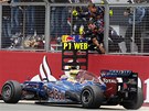 JE TO TAM! Mark Webber proj�d� v�t�zn� c�lem Velk� ceny Brit�nie a �lenov�