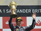 S TROFEJ�. Pilot Red Bullu Mark Webber dr�� nad hlavou poh�r pro v�t�ze Velk�