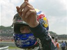POHLED VÍTÉZE. Mark Webber ještě v helmě pózuje fotografům poté, co zvítězil ve POHLED VÍTÉZE. Mark Webber ještě v helmě pózuje fotografům poté, co zvítězil ve