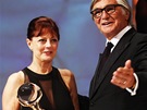 Oscarová herečka Susan Sarandonová s Křišťálovým glóbem od prezidenta festivalu