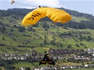 Yves Rossy p�ist�v� po letu p�es �v�carsk� jezero Lucerne (22. �ervna 2012)