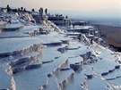 Pamukkale - bílé terasy, kaskády a jezírka vypadají zdálky, jako by byly Pamukkale - bílé terasy, kaskády a jezírka vypadají zdálky, jako by byly