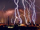 Snímek Pavla Gabzdyla no�ního nebe nad Brnem vznikl spojením n�kolika desítek...