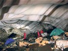 Pol�rn� ekolo�ka Marie �aback� (vlevo) v ledovcov� jeskyni