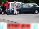 Policist� u domu ve Fren�t�t� pod Radho�t�m, kde byl mrtv� nalezen soudce