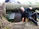 Petr Horník, kterému vyvrácené duby zničily rekonstruovanou chatu v hradecké... Petr Horník, kterému vyvrácené duby zničily rekonstruovanou chatu v hradecké...
