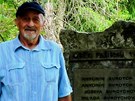 Anton�n Burdych p�ed pomn�kem sv�ch rodi�� a prarodi��.