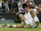 NA ZEMI. Novak Djokovi� po p�du ve wimbledonsk�m semifin�le.
