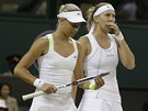 FINALISTKY. Andrea Hlav��kov� a Lucie Hradeck� ve fin�le wimbledonsk� �ty�hry.