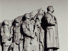 Pohled na Stalin�v pomn�k ze z�padn� strany, z p��stupov�ho chodn�ku na