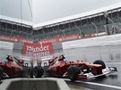 HV�ZDA V ZRCADLE. Fernando Alonso z t�mu Ferrari p�i tr�ninku na okruhu v