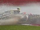 VLHK� ZKU�ENOST. Romain Grosjean z t�mu Lotus p�i tr�ninku na okruhu v