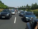 V ned�li odpoledne se na 17,5. km d�lnice D5 u Berouna p�evr�til kamion. Kolona...