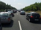 V ned�li odpoledne se na 17,5. km d�lnice D5 u Berouna p�evr�til kamion. Kolona...