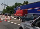 Kolona se t�hla p�es 4 kilometry od exitu 14 a� ke sjezdu na Lod�nici na 10.