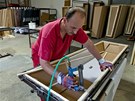 Firma Komes ze Str�n�ic ji� t�m�� dvacet let vyr�b� ekologick� pap�rov� rakve