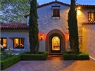 Luxusní sídlo ležící blízko North Roxbury Drive působí velmi elegantně a je... Luxusní sídlo ležící blízko North Roxbury Drive působí velmi elegantně a je...