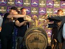 Jean Claude van Damme pokřtil první slovenskou whisky. Jean Claude van Damme pokřtil první slovenskou whisky.