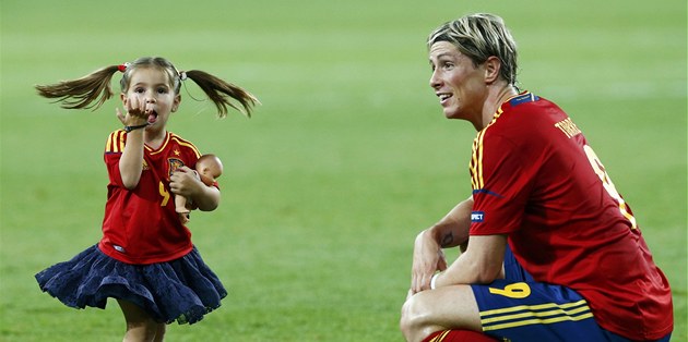 TA�KA ZASE VYHRÁL. Fernando Torres slaví s dcerou Norou vít�zství ve finále