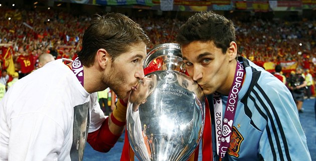 POLIBEK NA TROFEJ. �pan�l�tí fotbalisté Sergio Ramos (vlevo) a Jesus Navas