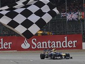 Mark Webber si jede pro triumf ve Velk� cen� Brit�nie.
