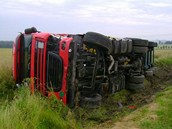 U Havl��kova Brodu se srazil kamion s osobn�m automobilem. �idi�e auta museli