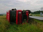 U Havl��kova Brodu se srazil kamion s osobn�m automobilem. �idi�e auta museli