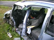 U Havl��kova Brodu se srazil kamion s osobn�m automobilem. �idi�e auta museli