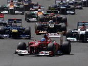 ODSTARTOV�NO. Fernando Alonso z Ferrari naj�d� jako prvn� do zat��ky po startu
