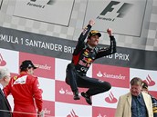 VÝBUCH RADOSTI. Mark Webber z Red Bullu skáče radostí na stupních vítězů poté, VÝBUCH RADOSTI. Mark Webber z Red Bullu skáče radostí na stupních vítězů poté,