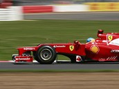 ČERVENÝ ŠÍP. Fernando Alonso z Ferrari na trati Velké ceny Británie. ČERVENÝ ŠÍP. Fernando Alonso z Ferrari na trati Velké ceny Británie.