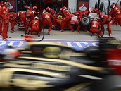 HLAVN� RYCHLE! Mechanici Ferrari vym��uj� v boxech pneumatiky Felipe Massovi.