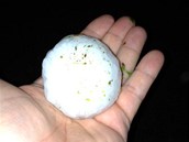 Při noční bouřce nad Milínem z oblohy padaly kroupy větší než vejce