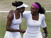 FINALISTKY. Venus a Serena Williamsov� svedou ve WImbledonu souboj o trofej ve