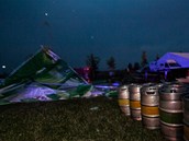 Bou�ka povalila na zem i st�nek Staropramenu. (5. �ervence 2012)